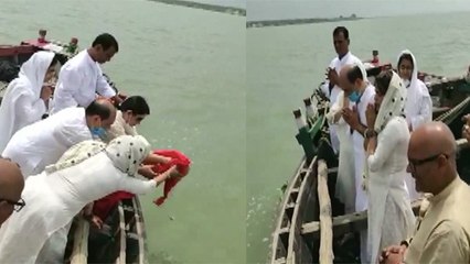 Sushant Singh Rajput की अस्थियां गंगा में हुई विसर्जित, पिता के साथ दिखीं बेटियां WATCH VIDEO