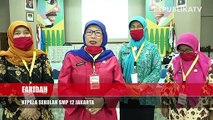 Petugas membatu orang tua murid di posko pelayanan Penerimaan Peserta Didik Baru (PPDB) di SMA Negeri 70, Jakarta.