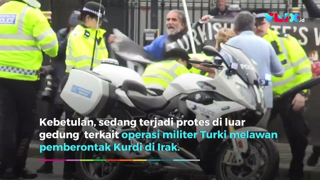 PM Inggris Kecelakaan Dikejar Demonstran, Mobilnya Penyok