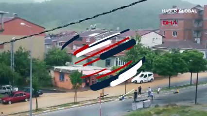 Yağmur çocukların eğlence kaynağı oldu