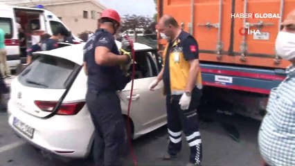 Üsküdar'da feci kaza! TIR'a çarpan otomobildeki iki kişi yaralandı
