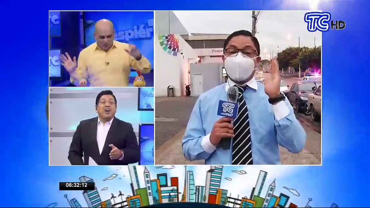 Detienen a dos hombres tras encontrarle un arma de fuego y uniformes policiales en Guayaquil