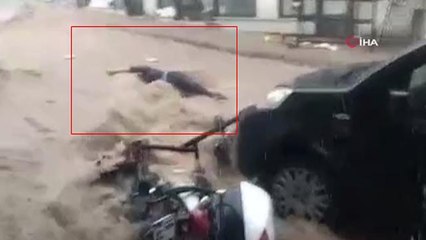 Bursa'da sel suları önüne ne kattıysa sürükledi...Bir kadın son anda kurtarıldı
