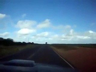 Ce camion tire une dizaine de remorques à la fois
