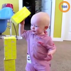 Après avoir réalisé sa construction, ce bébé est un peu trop fier de lui et c’est hilarant !