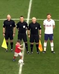 Cet enfant  s’empare du ballon et marque un but, alors qu’on s’apprêtait à chanter l’hymne national avant le coup d’envoi.