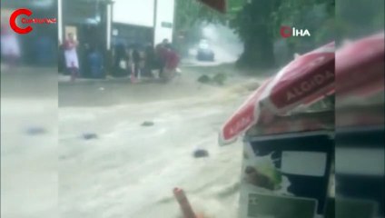 Korku dolu anlar! Sele kapılan kadın kamerada