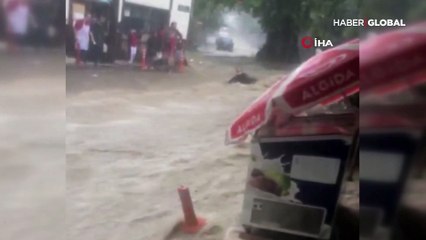 Bursa'da selde sürüklenen kadına vatandaşlardan yardım eli