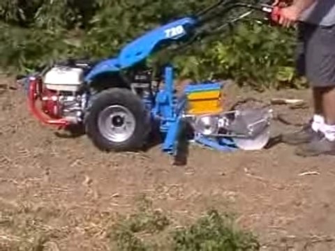 seminatrice per ortaggi trainata omia tel 0883 331038