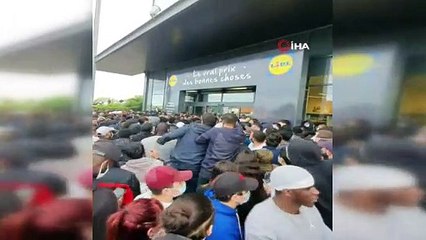 Mağaza önünde izdiham! Polis kalabalığa gazla müdahale etti