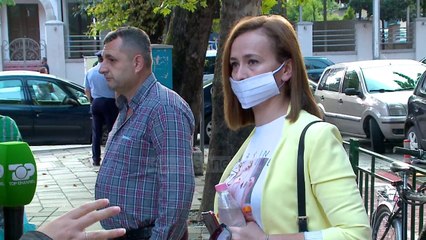 Mësuesit në turmë, pa maska/ Shkelen rregullat e mbrojtjes nga Covid-19