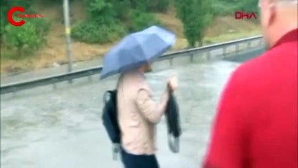 Küçükçekmece'de yollar göle döndü! Yurttaşlar zor anlar yaşadı