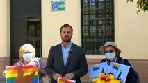 Hazte Oír suelta gallinas frente a la sede del PP en Sevilla por permitir que se celebre el Orgullo Gay en colegios