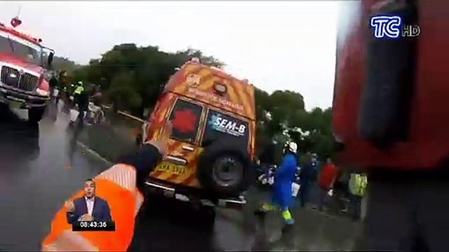 Bomberos rescataron a dos personas atrapadas en un camión