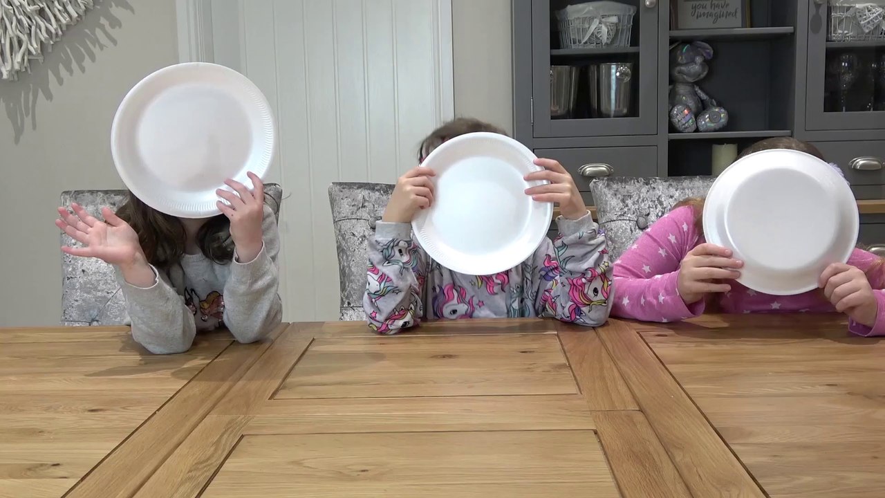 Sophia, Isabella e Alice Saboreando Bolachas Doces