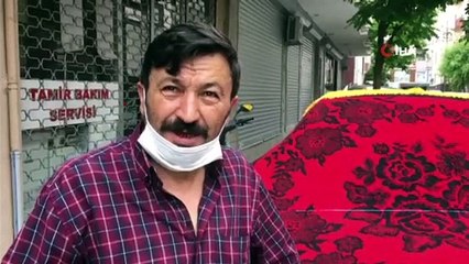 Vatandaşlar dolu yağışına karşı arabalarını halıyla örttü