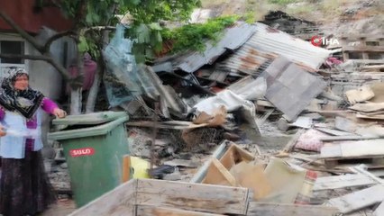 Kocaeli'de feci kaza... Freni boşalan tır kümesin üzerine devrildi 7 tavuk telef oldu