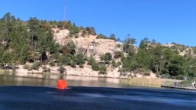 Helicopter swoops in to grab water from lake