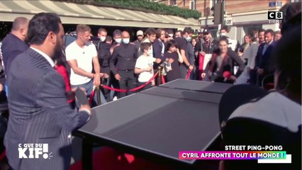 Cyril Hanouna défie les passants au ping-pong avec une régalade pour le gagnant !