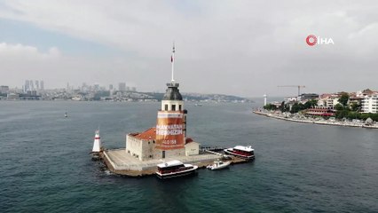 Sahil Güvenlik Komutanlığı'ndan Kız Kulesi’nde dev pankartlı kutlama