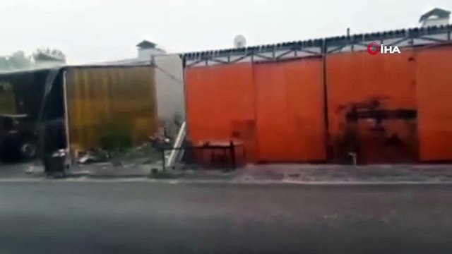 Dolu yağışı yolları beyaza bürüdü, tarlalar sular altında kaldı