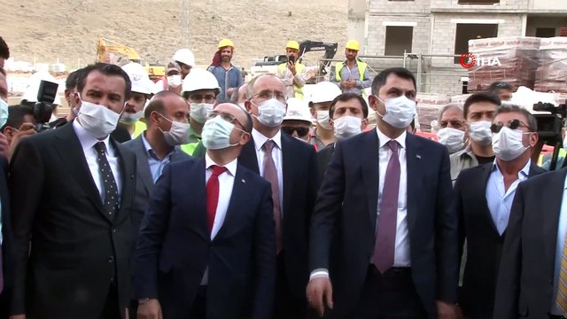 Bakan Kurum Elazığ’da, yapımı süren deprem konutlarını inceledi