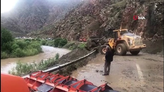 Artvin- Erzurum karayolu heyelan nedeniyle ulaşıma kapandı