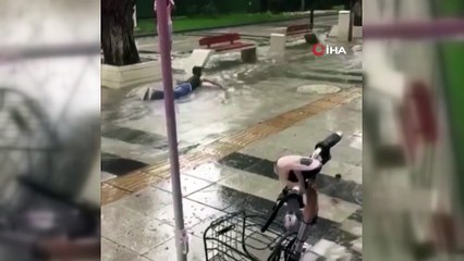 Kırklareli’nde ‘trajikomik’ komik görüntü...Şiddetli sağanağın göle çevirdiği caddede yüzdü