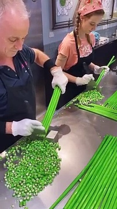 Ils découpent des milliers de bonbons à toute vitesse !
