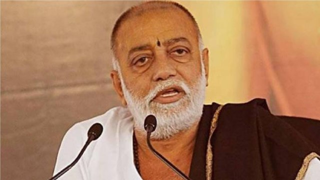BJP leader tries to attack Ram Katha preacher Morari Bapu