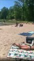 Même si cette plage à Montréal est fermée et la baignade interdite il y a une montagne de gens