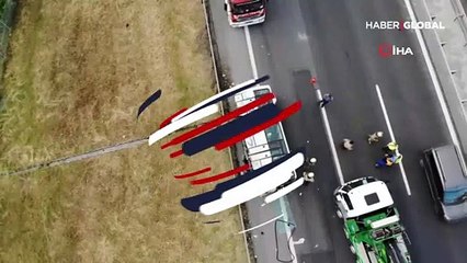 TEM'de servis minibüsü devrildi: Yaralılar var!