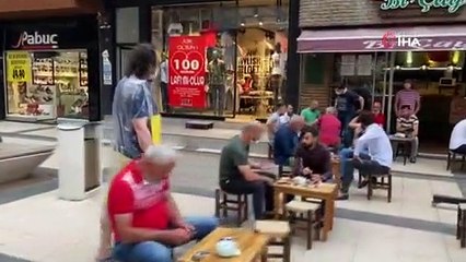 "Maske tak, ölüme sebep olma" yazısıyla tüm ilçeyi dolaştı