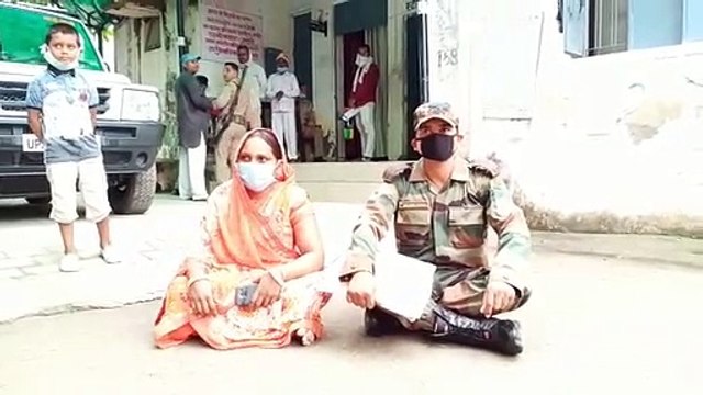 अमेठी: कुनबे संग धरने पर बैठा सेना का जवान, प्रशासन से मिले दर्द पर छलकी आंखें