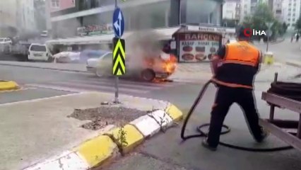 Alev alev yanan aracı belediye temizlik ekipleri söndürdü