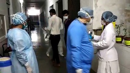 कोरोना से जंग जीतने पर विदाई में उपहार में दिया तुलसी का पौधा