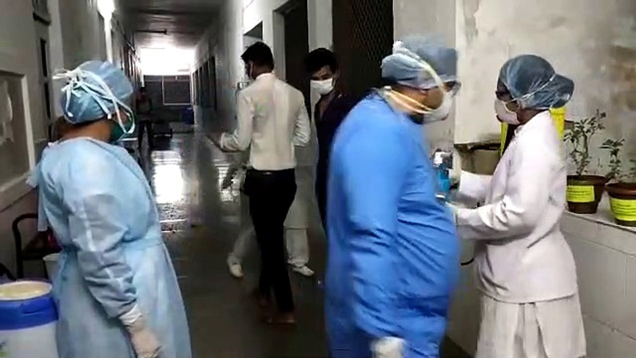 कोरोना से जंग जीतने पर विदाई में उपहार में दिया तुलसी का पौधा