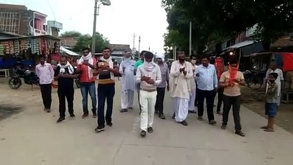 शहीदों को श्रद्धांजलि अर्पित करते हुए चौराहे पर निकाला कैण्डल मार्च