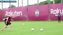 Andrés Iniesta régale sur coup-franc à l'entraînement du Vissel Kobe