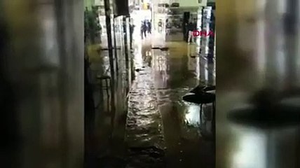 Kapalıçarşı'da yağış sırasında elektrik kofrası böyle patladı