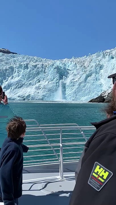 Cruise Boat Witnesses a Huge Chunk of Glacier Calving
