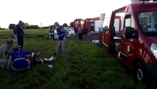 Jovem fratura a perna em acidente no Esmeralda; motocicleta pegou fogo após a batida