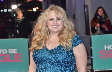 Rebel Wilson afirma que foi paga para 'continuar acima do peso'