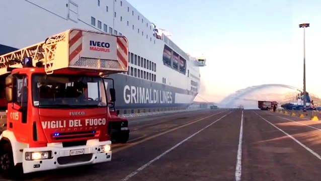 Olbia - In fiamme camion frigo a bordo di un traghetto Grimaldi, salvi passeggeri (19.06.20)
