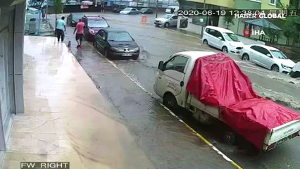 Yağışın yol açtığı sel arabaları birbirine vurdu