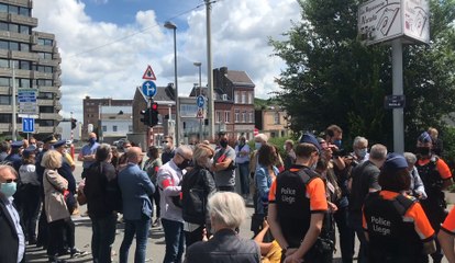 300 policiers ont symboliquement déposé leurs menottes au sol à Liège