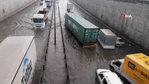 Gebze'de araçlar yağmur suyu ile dolan alt geçitte mahsur kaldı