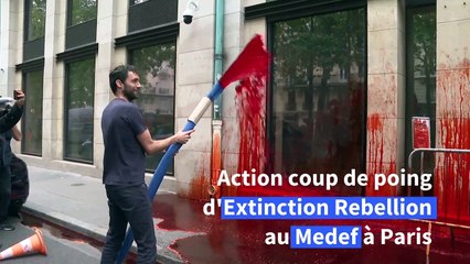 Action coup de poing d'Extinction Rebellion devant le Medef