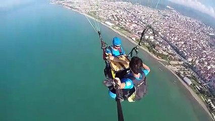 Deux hommes jouent au backgammon pendant un vol en parapente