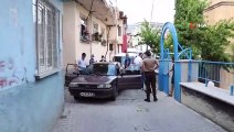 Kovalamacada otomobilin çarptığı esnaf ile merdivenden düşen polis yaralandı...Kovalamaca anları kamerada